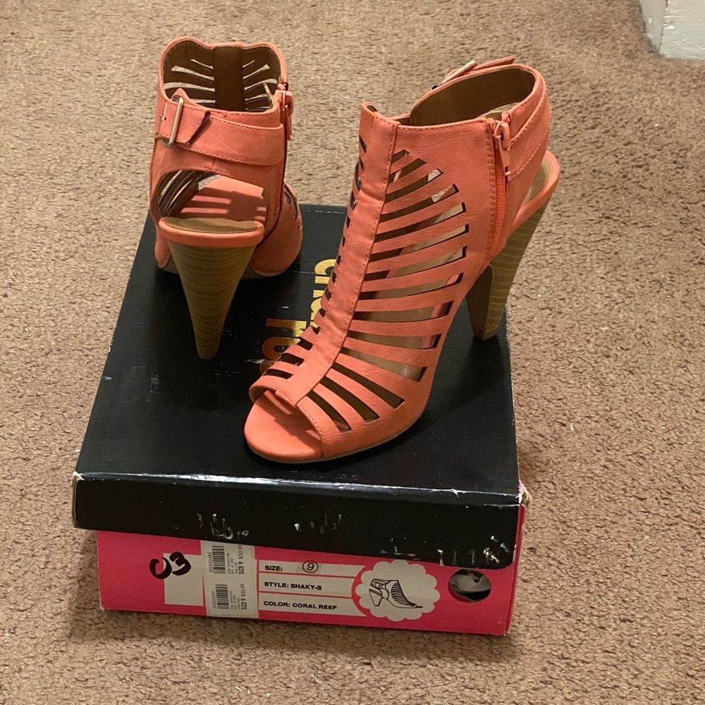 4 In Open Toe Heels - Picture 2 of 2